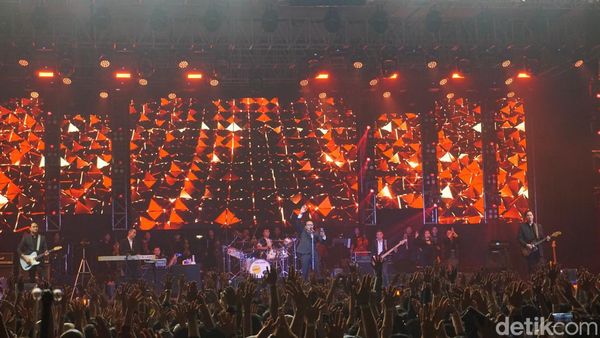 Semarak Konser Ari Lasso di Surabaya dan Penampilan Spesial Mulan Jameela