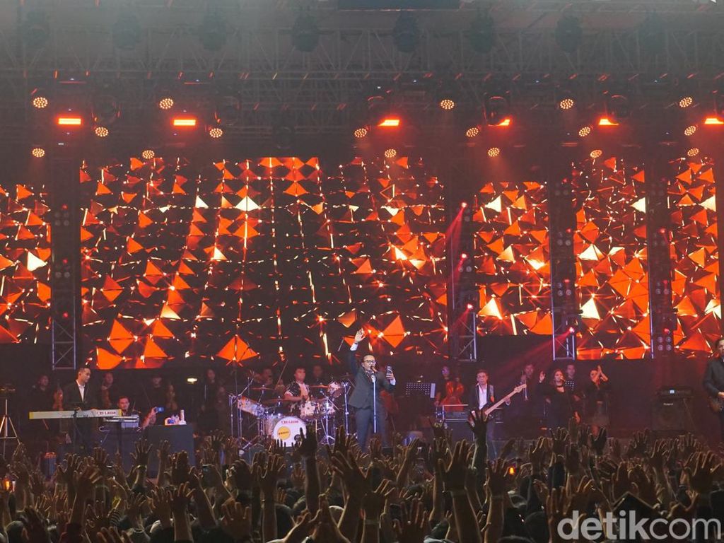 Semarak Konser Ari Lasso di Surabaya dan Penampilan Spesial Mulan Jameela