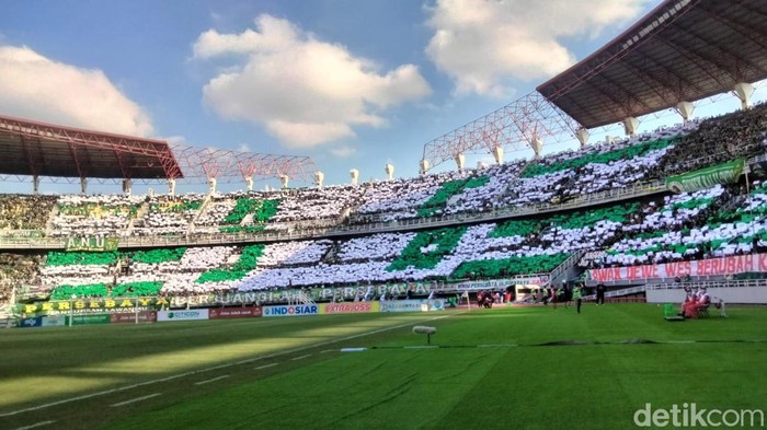 Bonek membuat koreo (mozaik) di laga Persebaya vs Persija bertajuk Anniversary Game, Minggu (18/6/2023). Dalam laga di Stadion GBT ada koreo Spirit of Champion.
