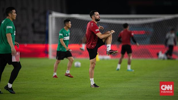 Para pemain Timnas Indonesia melakukan sesi latihan di Stadion Utama Gelora Bung Karno, Jakarta, Minggu (18/6/2023).Laga timnas Indonesia vs Argentina dijadwalkan berlangsung di Stadion Utama Gelora Bung Karno pada Senin (19/6/2023). (CNN Indonesia/Adi Maulana Ibrahim)