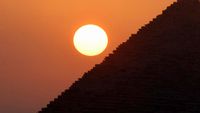 Menikmati Matahari Terbit di Piramida Giza