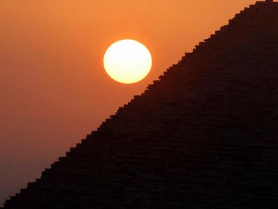 Menikmati Matahari Terbit di Piramida Giza