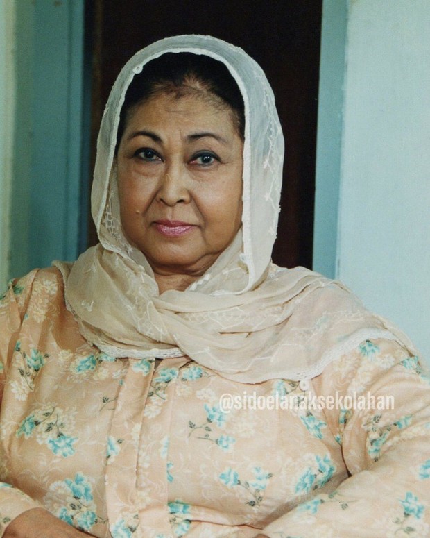 Meskipun sakit, Aminah Cendrakasih tidak digantikan untuk memerankan Mak Nyak/Foto: Instagram.com/@sidoealanaksekolahan Meskipun sakit, Aminah Cendrakasih tidak digantikan untuk memerankan Mak Nyak/Foto: Instagram.com/@sidoealanaksekolahan