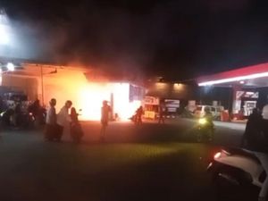 Motor Vixion Terbakar Saat Isi BBM di SPBU Tlogomas Kota Malang Motor Vixion Terbakar Saat Isi BBM di SPBU Tlogomas Kota Malang