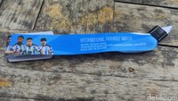 Bukti pembayaran nantinya ditukar menjadi gelang yang menjadi tiket masuk laga Indonesia vs Argentina.