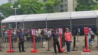 Calon penonton nantinya menunjukkan bukti pembayaran tiket dengan barcode, beserta KTP.
