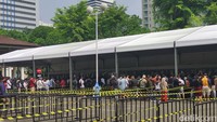 Pada penukaran hari Minggu (17/6) tampak ratusan penggemar mengantri di booth.