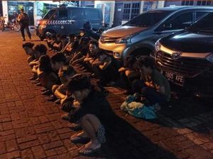 Polisi Amankan 18 Remaja Bawa Sajam Hendak Tawuran di Depok Polisi Amankan 18 Remaja Bawa Sajam Hendak Tawuran di Depok