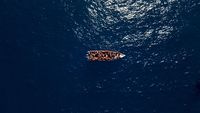 Potret Kapal Kayu Migran Terombang-ambing di Laut Mediterania