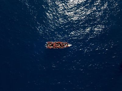 Potret Kapal Kayu Migran Terombang-ambing di Laut Mediterania