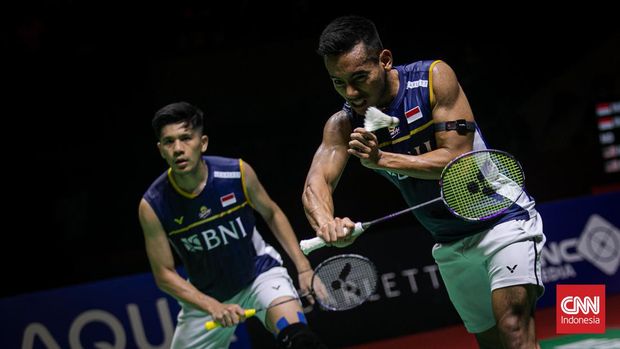 Pebulutangkis ganda putra Indonesia Pramudya Kusumawardana dan Yeremia Erich Rambitan melawan ganda putra Malaysia Aaron Chia dan Soh Wooi Yik dalam babak semifinal Indonesia Open 2023 di Istora Senayan, Jakarta, Sabtu (17/6/2023). Pramudya dan Yeremia kalah dalam rubber gim (21-12, 21-23, 13-21) sehingga gagal melaju ke babak final.