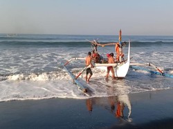 Perahu Nelayan Terbalik di Perairan Yeh Kuning Jembrana
