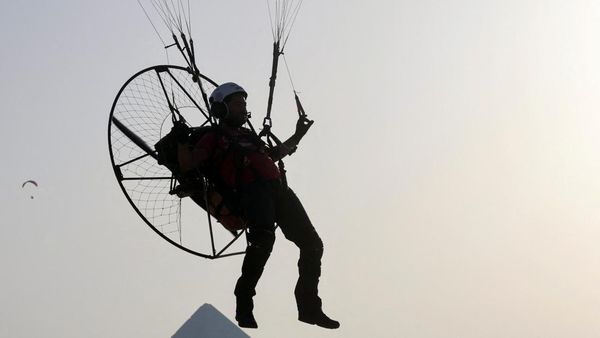 Serunya, Paramotor di Atas Piramida Giza
