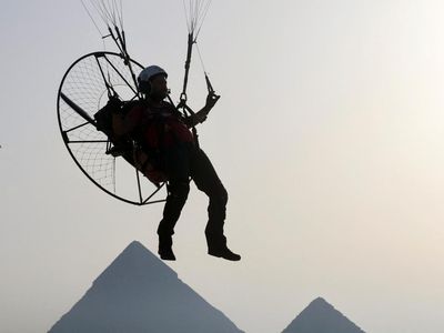 Serunya, Paramotor di Atas Piramida Giza