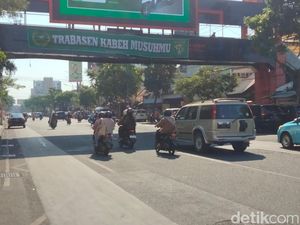 Spanduk Bonek Warnai Kota Surabaya di HUT Ke-96 Persebaya Spanduk Bonek Warnai Kota Surabaya di HUT Ke-96 Persebaya