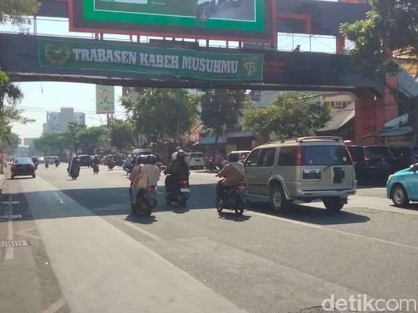 Spanduk Bonek Warnai Kota Surabaya di HUT Ke-96 Persebaya