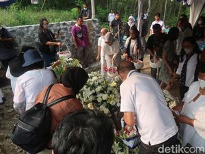 Eks Ketua Wantimpres Sri Adiningsih Dimakamkan di Gunung Sempu Hills Bantul Eks Ketua Wantimpres Sri Adiningsih Dimakamkan di Gunung Sempu Hills Bantul