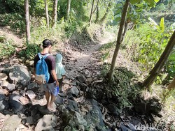 Suara Gebrakan Meja Misterius Penghuni Terakhir Kampung Mati Kulon Progo