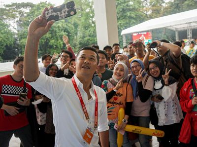 Momen Taufik Hidayat Layani Foto Bersama di Indonesia Open 2023