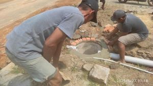 Antisipasi Kemarau, Tim Itera & Warga Buat Sumur Resapan-Lubang Biopori