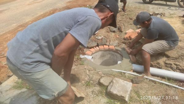 Antisipasi Kemarau, Tim Itera & Warga Buat Sumur Resapan-Lubang Biopori