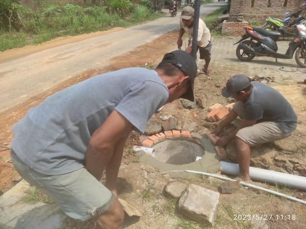 Antisipasi Kemarau, Tim Itera & Warga Buat Sumur Resapan-Lubang Biopori
