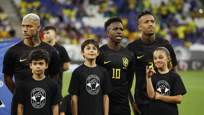Soccer Football - International Friendly - Brazil v Guinea - Stage Front Stadium, Cornella de Llobregat, Spain - June 17, 2023   Brazils Richarlison, Eder Militao and Vinicius Junior line up before the match REUTERS/Albert Gea