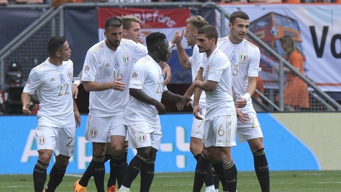 Italy players celebrate after Italys Davide Frattesi scored his sides second goal during the Nations League third place soccer match between the Netherlands and Italy at De Grolsch Veste stadium in Enschede, Netherlands, Sunday, June 18, 2023. (AP Photo/Patrick Post)