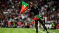 Si penerobos lapangan juga melakukan selebrasi Siiuuuuu di depan Ronaldo, sebelum berlari menghindari tangkapan petugas keamanan. (Foto: AFP/PATRICIA DE MELO MOREIRA)