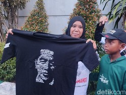 Jokowi Bagi-bagi Baju di Bogor Usai Hadiri Acara Bara JP, Warga Senang