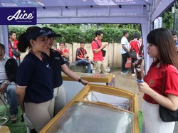 AICE Bagi-bagi Es Krim ke Penonton Indonesia Vs Argentina