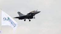 Aksi-aksi Pesawat Meriahkan Hari Pertama Paris Air Show