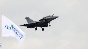 Aksi-aksi Pesawat Meriahkan Hari Pertama Paris Air Show
