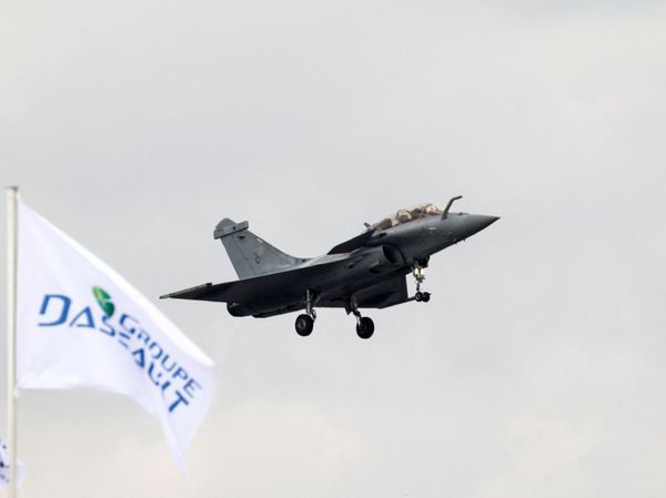 Aksi-aksi Pesawat Meriahkan Hari Pertama Paris Air Show