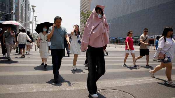 Aktivitas Warga China Saat Suhu Menyentuh 40 Derajat Celcius