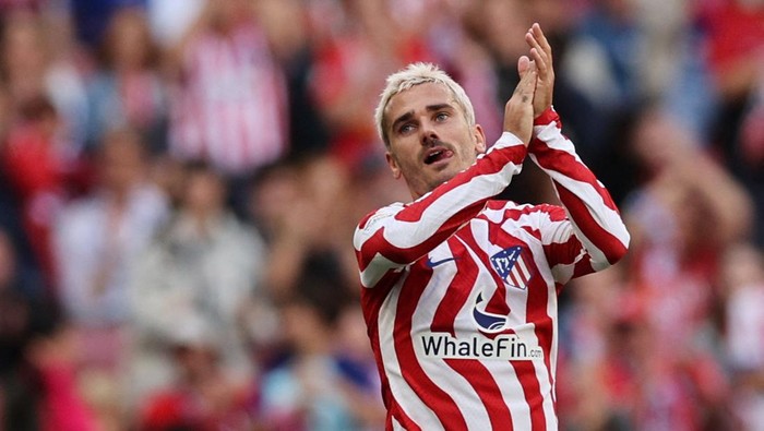 Soccer Football - LaLiga - Atletico Madrid v Osasuna - Metropolitano, Madrid, Spain - May 21, 2023 Atletico Madrids Antoine Griezmann applauds fans after being substituted REUTERS/Violeta Santos Moura