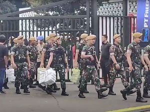 TNI-Polri Mulai Berdatangan di GBK Jelang Indonesia Vs Argentina TNI-Polri Mulai Berdatangan di GBK Jelang Indonesia Vs Argentina