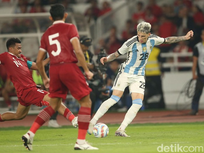 Asnawi Mangkualam menekel Alejandro Garnacho