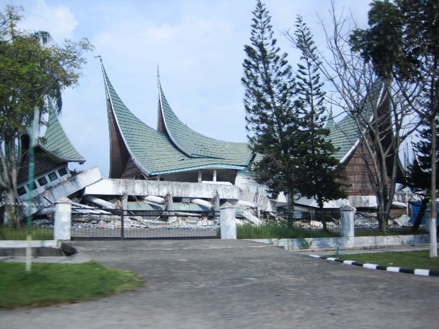 Bangunan runtuh akibat gempa/foto:wikipedia Bangunan runtuh akibat gempa.