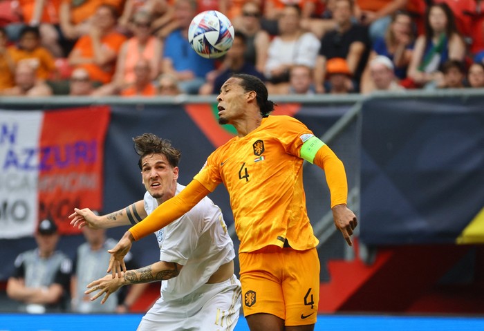 Soccer Football - UEFA Nations League - Third Place Play Off - Netherlands v Italy - De Grolsch Veste, Enschede, Netherlands - June 18, 2023 Italys Nicolo Zaniolo in action with Netherlands Virgil van Dijk REUTERS/Wolfgang Rattay