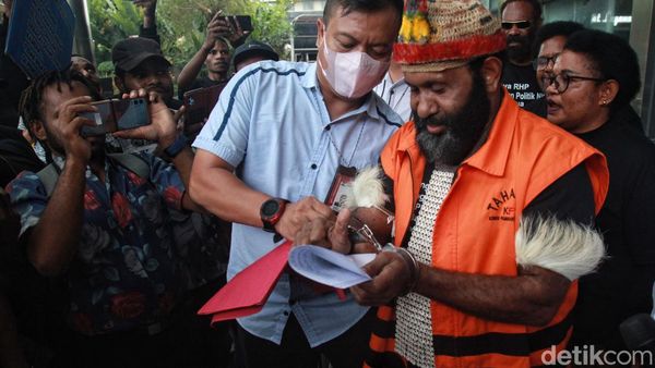 Borgol Tersangka Korupsi Ricky Pagawak Tiba-tiba Lepas, Kok Bisa?