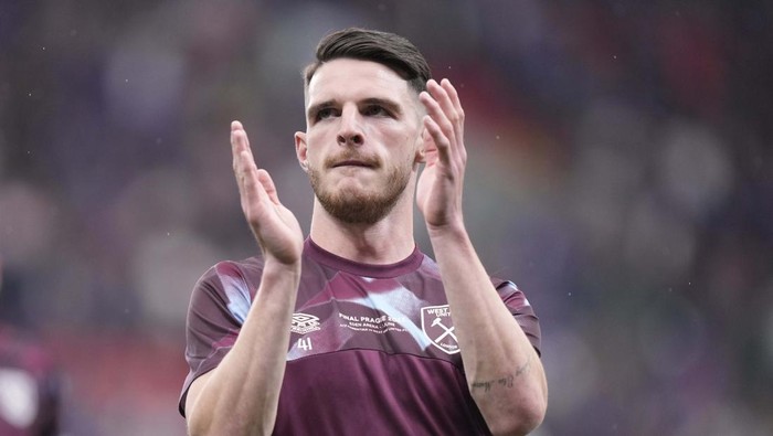 West Hams Declan Rice warms up prior to the start of the Europa Conference League final soccer match between Fiorentina and West Ham at the Eden Arena in Prague, Wednesday, June 7, 2023. (AP Photo/Darko Bandic)