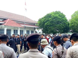 Demo Para Pengangguran Karawang Tuntut Dipekerjakan di Perusahaan