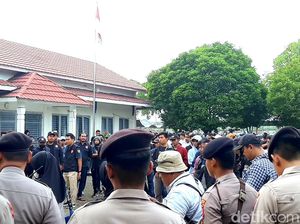 Demo Para Pengangguran Karawang Tuntut Dipekerjakan di Perusahaan Demo Para Pengangguran Karawang Tuntut Dipekerjakan di Perusahaan