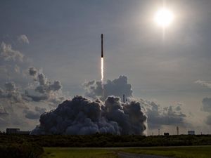 Amazon Bakal Luncurkan Satelit Kuiper Pakai Roket Milik Elon Musk