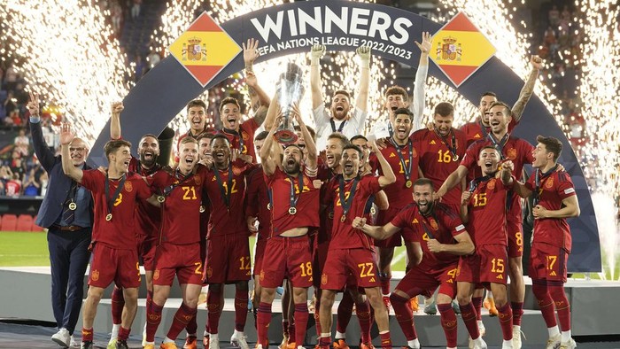 Dramatis, Spanyol Juara UEFA Nations League 2023! Spain players celebrate with the trophy after winning the Nations League final soccer match between Croatia and Spain at De Kuip stadium in Rotterdam, Netherlands, Sunday, June 18, 2023. (AP Photo/Martin Meissner)
