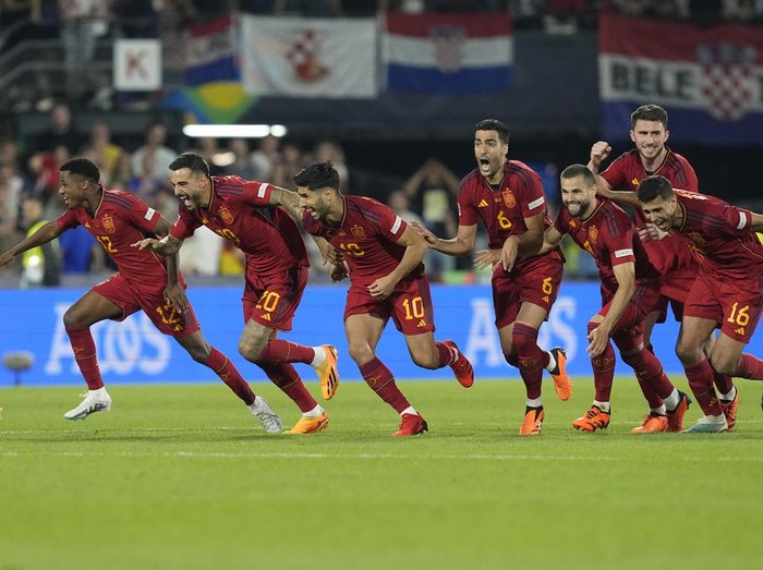Spain players celebrate with the trophy after winning the Nations League final soccer match between Croatia and Spain at De Kuip stadium in Rotterdam, Netherlands, Sunday, June 18, 2023. (AP Photo/Martin Meissner)