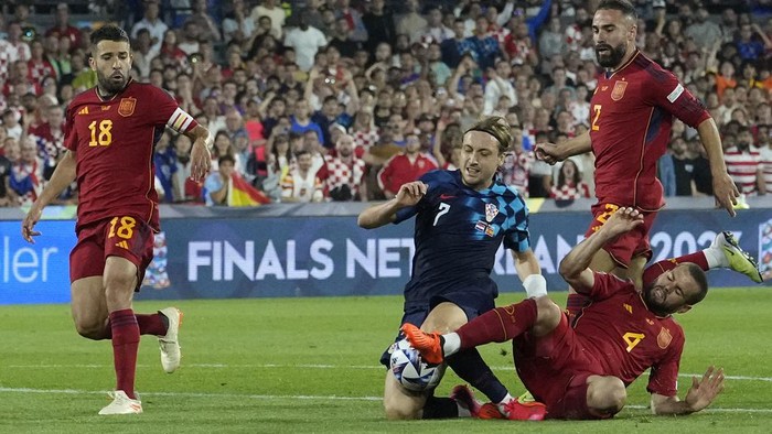 Spain players celebrate with the trophy after winning the Nations League final soccer match between Croatia and Spain at De Kuip stadium in Rotterdam, Netherlands, Sunday, June 18, 2023. (AP Photo/Martin Meissner)