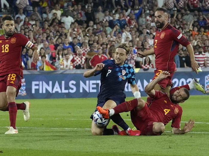 Spain players celebrate with the trophy after winning the Nations League final soccer match between Croatia and Spain at De Kuip stadium in Rotterdam, Netherlands, Sunday, June 18, 2023. (AP Photo/Martin Meissner)