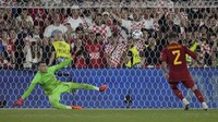 Dani Carvajal menentukan kemenangan La Furia Roja saat memenangi adu penalti dengan skor 5-4. AP/Peter Dejong  